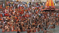 Festival Ziarah, Puluhan Ribu Umat Hindu Berkumpul di Sungai Gangga