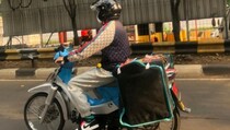 Viral, Gaya Hypebeast Kurir Antar Paket Bikin Minder Netizen