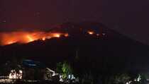 Gunung Ile Lewotolok Erupsi dan Picu Karhutla