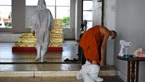 Turun ke Jalan, Biksu di Thailand Sumbangkan Makanan untuk Warga Terdampak Pandemi