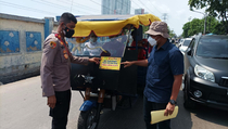 Personel Polres Tanjung Priok Tempelkan Stiker Vaksinasi ke Rumah Warga