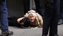 Protes Lockdown, Ribuan Warga Australia Bentrok Dengan Polisi