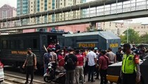 Polisi Tangkap Pembawa Senjata Tajam di Kerumunan Massa Pendukung Rizieq Syihab