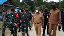 TNI Bantu Logistik Warga Kampung Kisor di Pengungsian