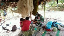 Satgas TNI Berikan Layanan Kesehatan Warga Papua di Perbatasan