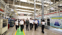 Luhut Minta Wuling Pasarkan Mobil Listrik Paling Lambat Akhir 2022