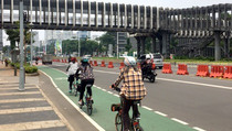 Diiziinkan kembali, Pesepeda Mulai Ramai Lintasi Jalur Sudirman-Thamrin
