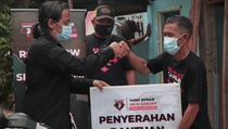 Sahabat Ganjar Renovasi Toilet Umum dan Salurkan Bansos di Lampung