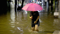 Banjir Setinggi 1,5 Meter Kembali Rendam Kampung Melayu