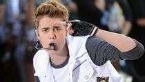 Kena Virus, Separuh Wajah Penyanyi Justin Bieber Lumpuh