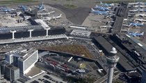 Varian Omicron, Ratusan Penumpang Afsel Tertahan di Schiphol