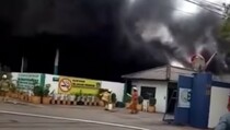 Video Kebakaran Hebat Landa Pergudangan Kimia di Cengkareng