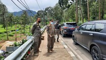 Petugas Bubarkan Kerumunan Wisatawan di Puncak