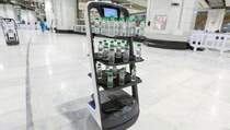 Arab Saudi Kerahkan Robot Pintar untuk Bagikan Air Zamzam
