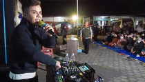 Tak Hanya Berbagi, DJ Firman Juga Hibur Pengungsi di Lereng Semeru
