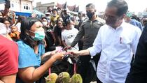Jokowi Beri Bantuan Modal ke Pedagang di Pasar Porsea Sumut
