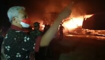 Video Gerak Cepat Ganjar Pranowo Saat Padamkan Kebakaran Relokasi Pasar Johar