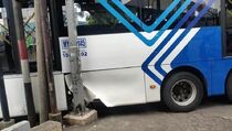 Kurang Konsentrasi, Transjakarta Tabrak Mobil dan Truk Pengangkut Galon