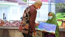 Lewat Program Mesra dengan Ganjar, Penderes Kelapa di Banyumas Dapat Santunan
