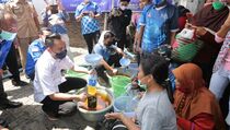 Gelar Operasi Pasar, Ibas Salurkan 16.000 Liter Minyak Goreng di Ngawi