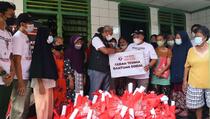 Sahabat Ganjar Bagikan Sembako kepada Warga di Medan dan Deli Serdang