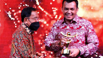 Krakatau Steel dan Silmy Karim Raih Anugerah BUMN 2022