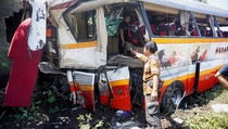 Bus Rem Blong, Liburan Berujung Tabrakan dan Tugu Jadi Korban