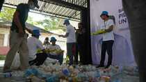Tiga BUMN Ajak Warga Mandalika Ubah Sampah Jadi Emas