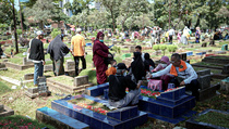 Tradisi Ziarah Makam Jelang Bulan Ramadan