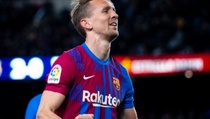 Striker Barcelona Luuk De Jong Positif Covid-19