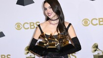 Ups! Olivia Rodrigo Tak Sengaja Jatuhkan Trofi Grammy Saat Difoto