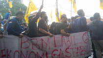 Hujan Deras Warnai Unjuk Rasa Mahasiswa di Istana Bogor