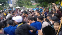 Demo 11 April, Mahasiswa Coba Terobos Barikade Masuk Istana Bogor