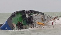 Penyelam Tunisia Tidak Deteksi Kebocoran Kapal Tanker yang Tenggelam