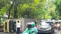 Diduga Sopir Mengantuk, Mobil Boks Terbalik di Patal Senayan