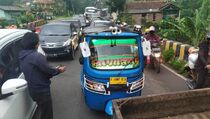 Pemudik Gunakan Bajaj Tempuh 12 Jam dari Jakarta-Nagreg