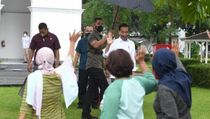 Jokowi Bagi Sembako di Yogyakarta, Warga: Alhamdulilah