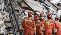 Puluhan Warga Tiongkok Masih Terperangkap di Gedung Runtuh