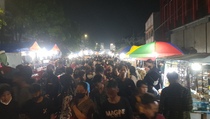 Warga Banten Menyemut di Pasar Tumpah Royal Serang