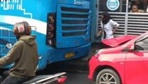 Mobil Tabrak Transjakarta di Halte Pasar Kramat Jati