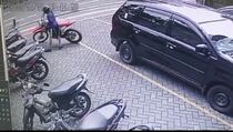 Aksi Pencurian Motor pada Siang Hari di Gambir Terekam CCTV