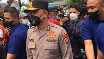 Kapolda Metro dan Pangdam Jaya Traktir Buruh di Depan DPR