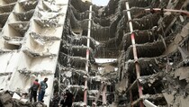 Protes Gedung Ambruk, Pendemo Ditembaki Gas Air Mata