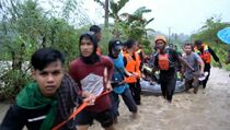 Tim SAR Evakuasi Puluhan Warga Terjebak Banjir di Mamuju