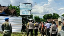 Aparat Keamanan Robohkan Plang Khilafatul Muslimin di Lampung