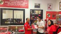 Kala Gibran Beli Kaos Banteng di Sekolah Partai PDIP