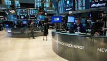 Dow Jones Hilang 300 Poin tetapi Catat Minggu Terbaik sejak Desember