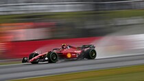 Sainz Raih Posisi Terdepan Pertamanya di Lintasan Basah GP Inggris