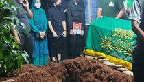 Jenazah Pilot Citilink Dimakamkan di TPU Pondok Kelapa