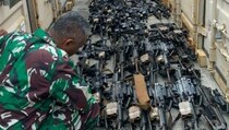 Bea Cukai Periksa Kontainer Berisi Senjata Milik US Army
